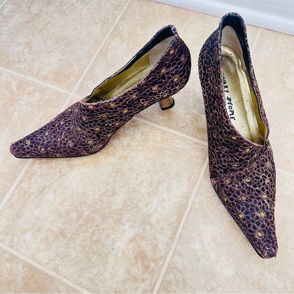 Vicini Gold and Purple Heels with Pointed Toe and Intricate Design - Picture 4 of 8